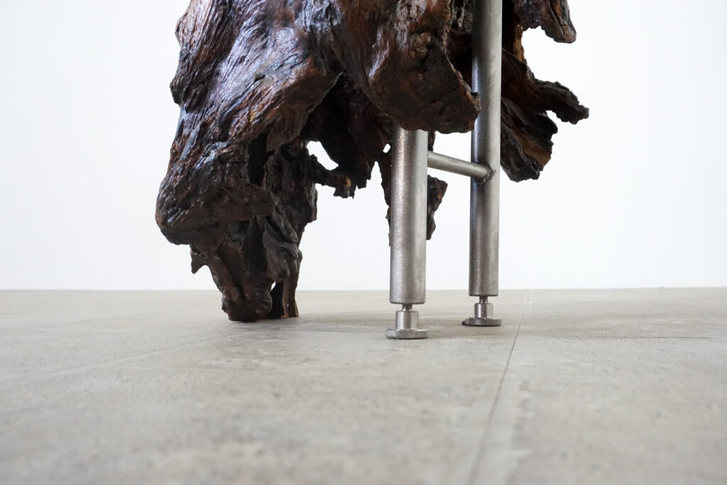 インテリアアクセントとして使われてきた流木をステンレス天板を交えてサイドテーブルへカスタム。流木の流動的で自然な風合いと、ステンレスのインダストリアルモダン感のコントラストが際立つものに仕上がりました。天板はステンレス板をランダムに荒らしたサンディング仕上げ。足下部