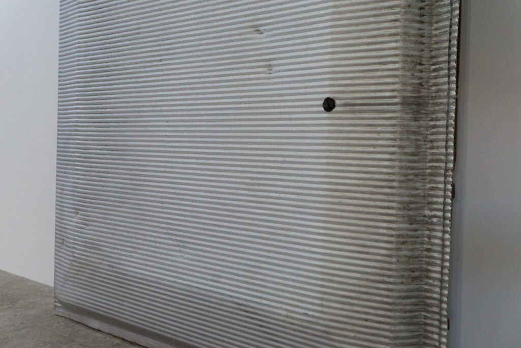 Jean Prouveが設計に携わった、フランス、リヨンにあるINSA(Institut National des Sciences Appliquees)において、建材として使用されていたパネル。プレス機によるエンボス加工が施された、アルミ素材のパネルになります。下部