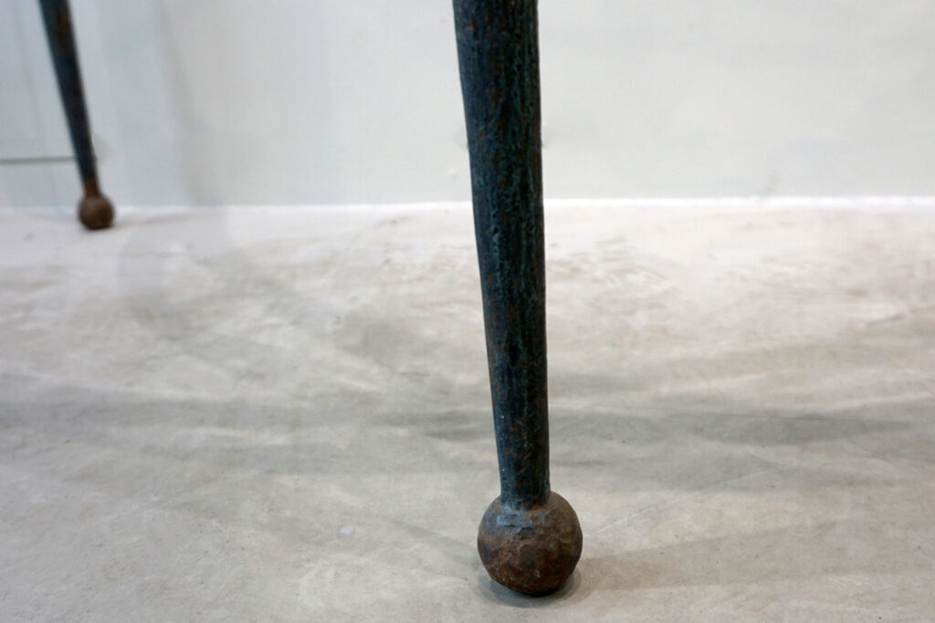 1890年代フランス製の鍛鉄コンソール。オリジナルはガラス天板ですが、紛失のため、天然石をモールテックスで包んで仕上げたビールストーン天板にカスタム。緑青がかった鍛鉄は足元がテーパー、ボールになっており丹念に制作されています。また、アール・ヌーヴォーの影響も垣間見れる花模様のブロンズパーツも魅力的です。足下