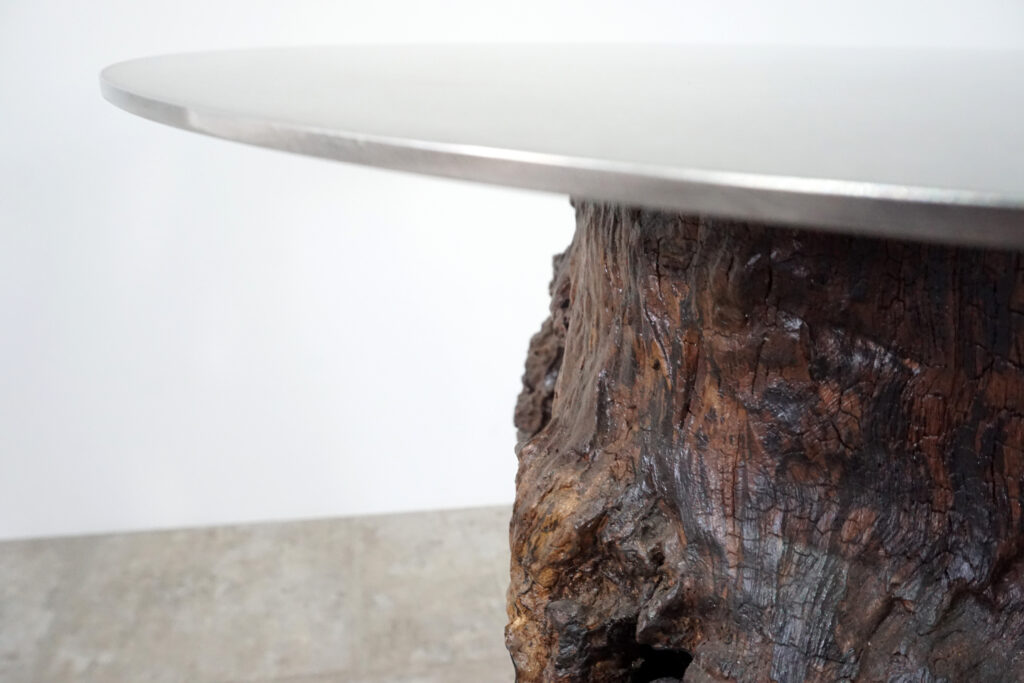 インテリアアクセントとして使われてきた流木をステンレス天板を交えてサイドテーブルへカスタム。流木の流動的で自然な風合いと、ステンレスのインダストリアルモダン感のコントラストが際立つものに仕上がりました。天板はステンレス板をランダムに荒らしたサンディング仕上げ。天板境界