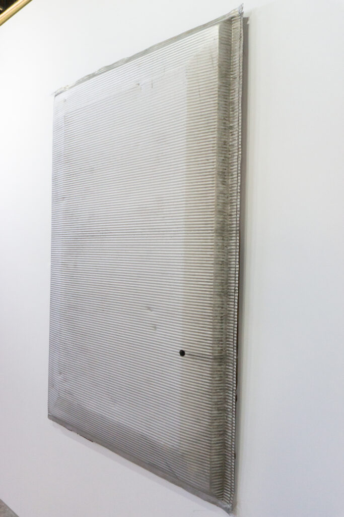 Jean Prouveが設計に携わった、フランス、リヨンにあるINSA(Institut National des Sciences Appliquees)において、建材として使用されていたパネル。プレス機によるエンボス加工が施された、アルミ素材のパネルになります。右斜め縦