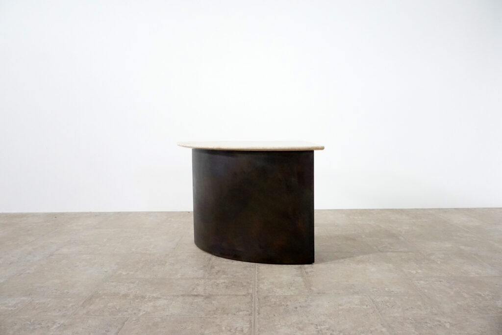 割れてしまったトラバーチンの天板。割れるという物語を継承しセンターテーブルに。土台部分はスチールの黒染め塗装仕上げ。2:10真横