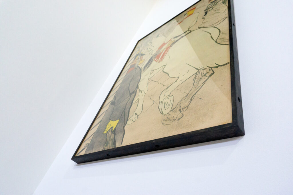 1884年にアンリ・ド・トゥールーズ=ロートレックにより友人ヴィクトール・ジョズの小説『ドイツのバビロン』の宣伝ポスター。再印刷されたヴィンテージをアイアンフレームにて額装。躍動感と線の強弱による独特な緊張感により、当時のドイツ国家を風刺したこの小説を表してます。下部