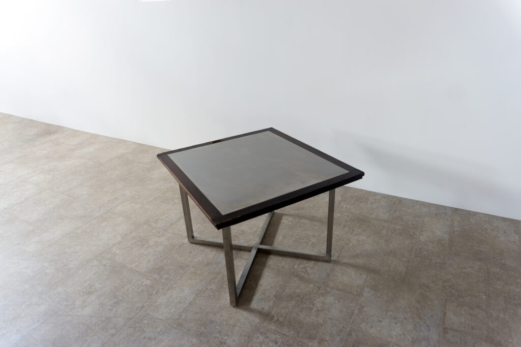 古い木製扉を再利用したテーブル。既存の木枠はそのまま活かし、中央にはステンレス板をフラットに納めています。天板は段差を抑えた構成で、実用性と意匠性を両立。脚部にはステンレス角パイプを使用し、十分な強度と安定性を確保。木部の経年変化とステンレスの均質な質感が対比され、空間に適度な緊張感を与える。一点ごとに表情の異なる木枠を使用しているため、同一仕様でも個体差があります。住宅空間から店舗什器まで幅広く使用可能。Threshold / Plane 01上部