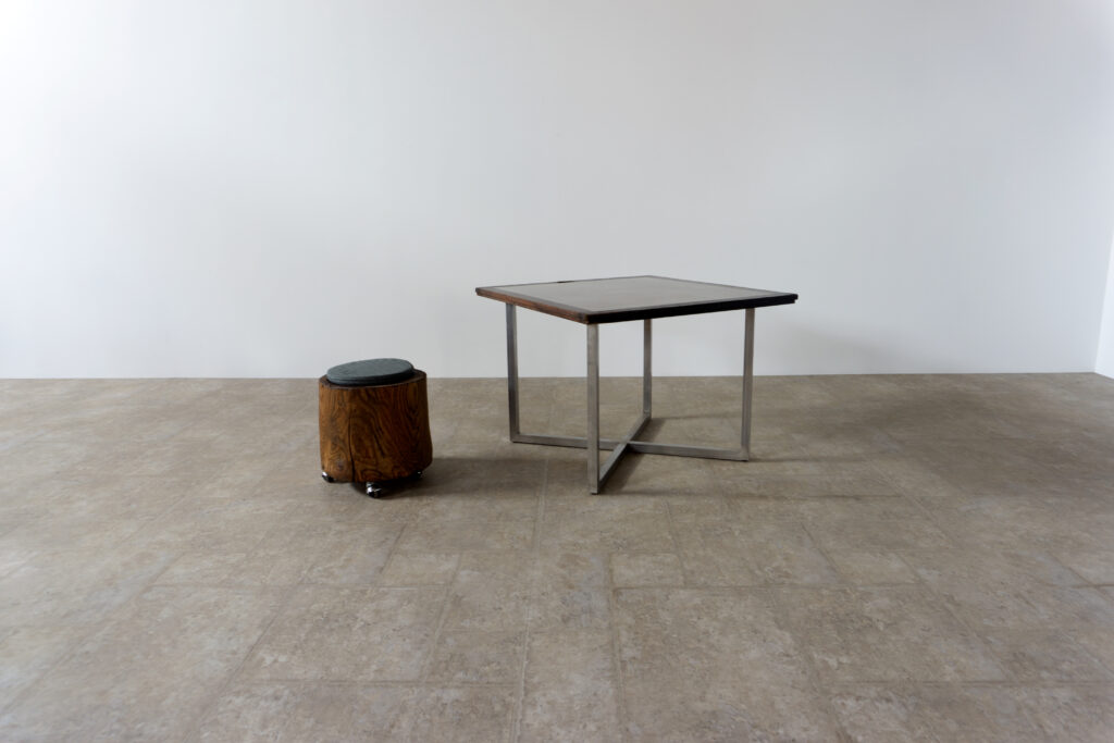 古い木製扉を再利用したテーブル。既存の木枠はそのまま活かし、中央にはステンレス板をフラットに納めています。天板は段差を抑えた構成で、実用性と意匠性を両立。脚部にはステンレス角パイプを使用し、十分な強度と安定性を確保。木部の経年変化とステンレスの均質な質感が対比され、空間に適度な緊張感を与える。一点ごとに表情の異なる木枠を使用しているため、同一仕様でも個体差があります。住宅空間から店舗什器まで幅広く使用可能。Threshold / Plane 01切り株椅子